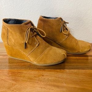 TOMS Tan/Brown Booties Shoes Size W9 Wedges